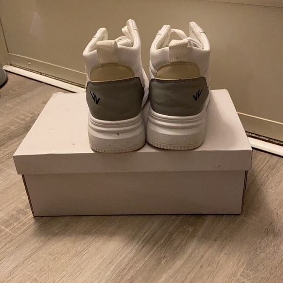 Vintage Style White sneaker { Size 7.5 CA } - Picture 5 of 6